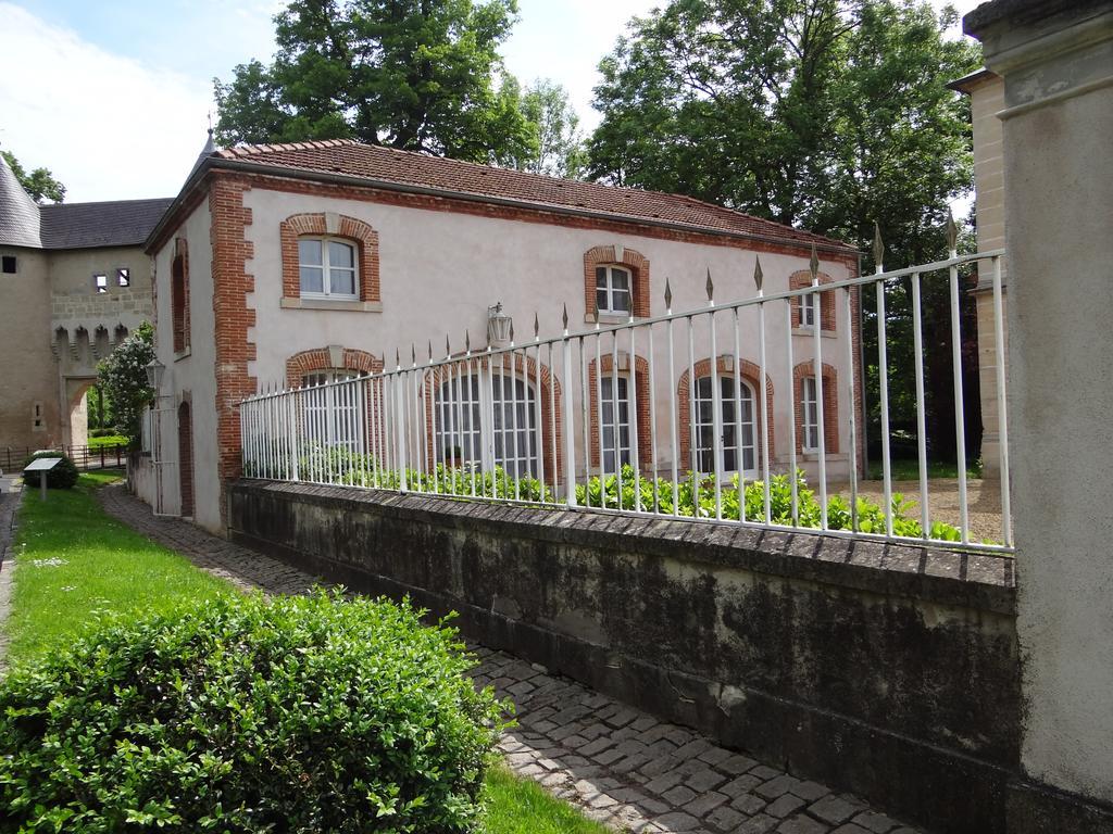 Château Mesny Gite Au Fil des Pages Vic-sur-Seille Exterior foto
